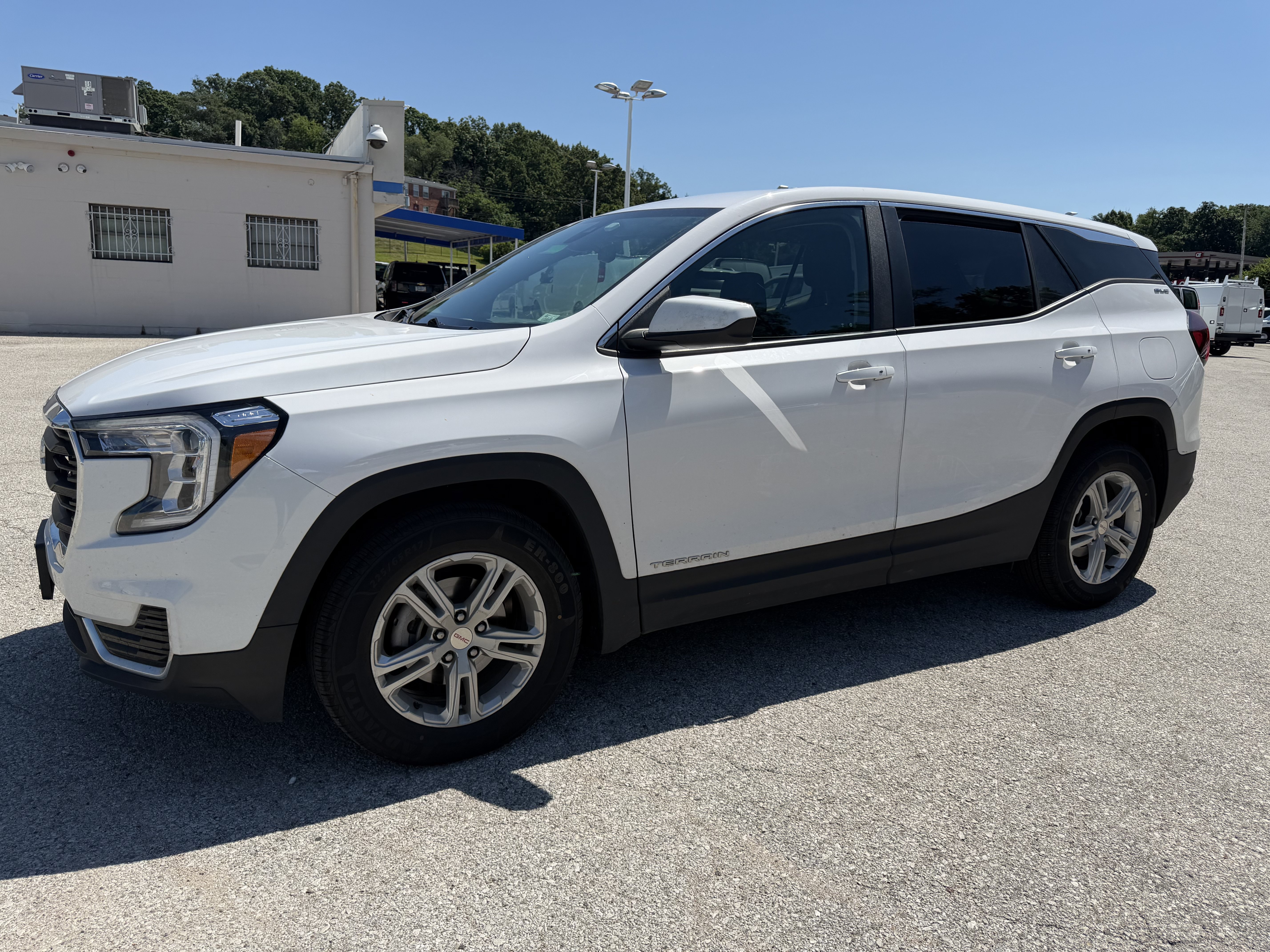 Used 2022 GMC Terrain SLE FWD image 3