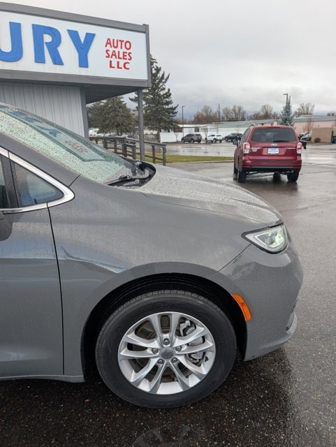 Used 2022 Chrysler Pacifica Touring image 11