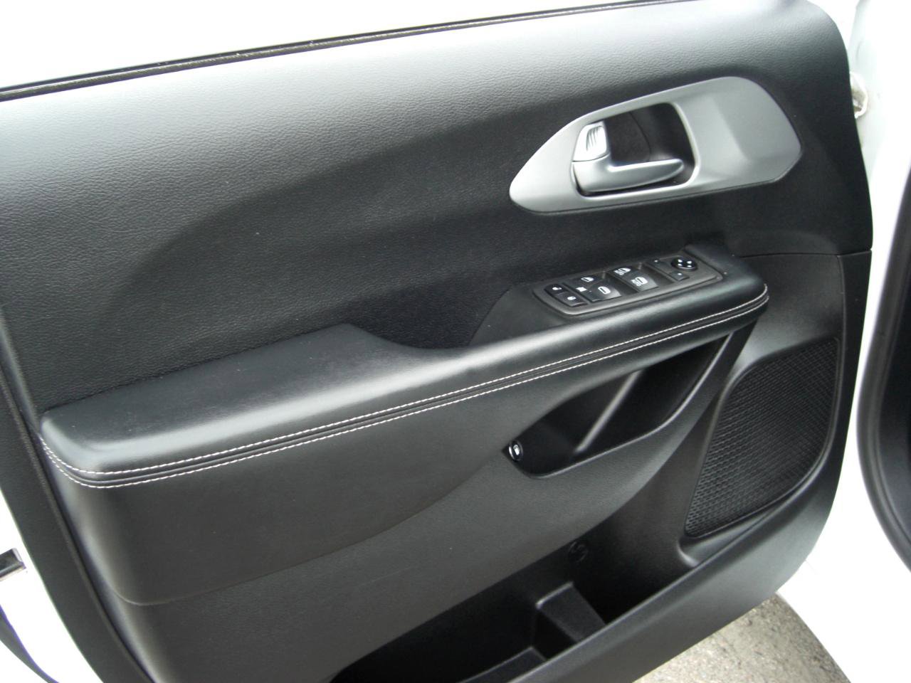 Used 2021 Chrysler Pacifica Touring w/ S Appearance Package image 23
