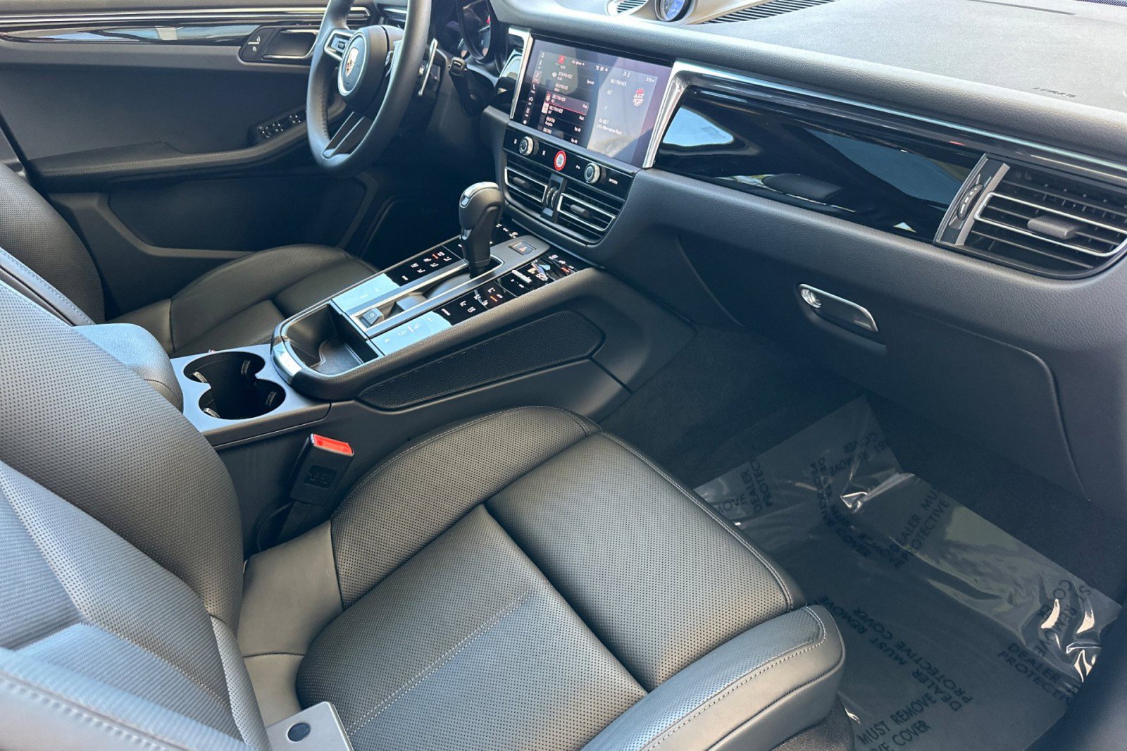 Used 2025 Porsche Macan AWD/4WD image 16