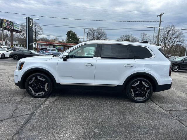 Used 2024 Kia Telluride EX w/ EX Captain's Chair Package image 5