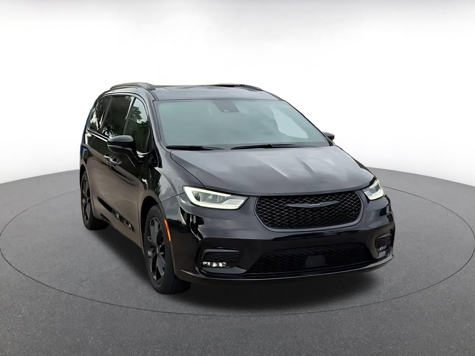 Used 2025 Chrysler Pacifica Limited FWD image 3