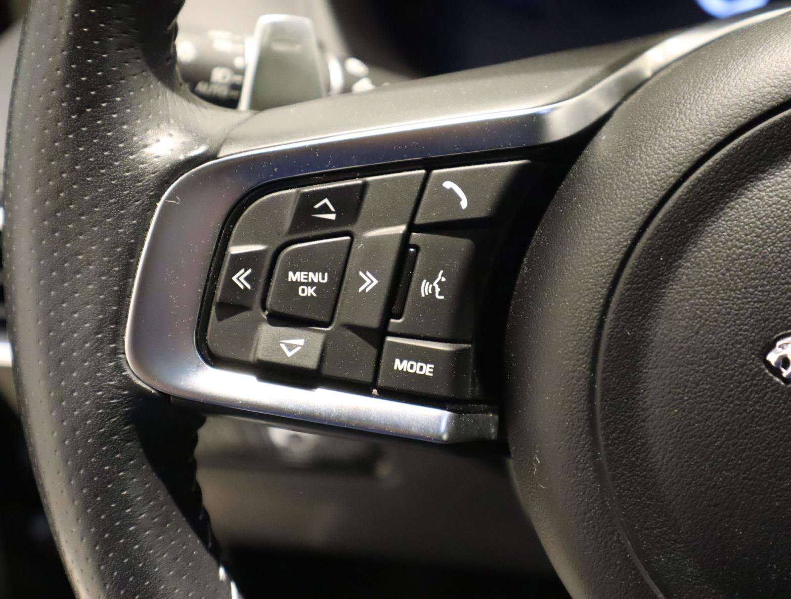 Used 2020 Jaguar F-PACE SVR image 31