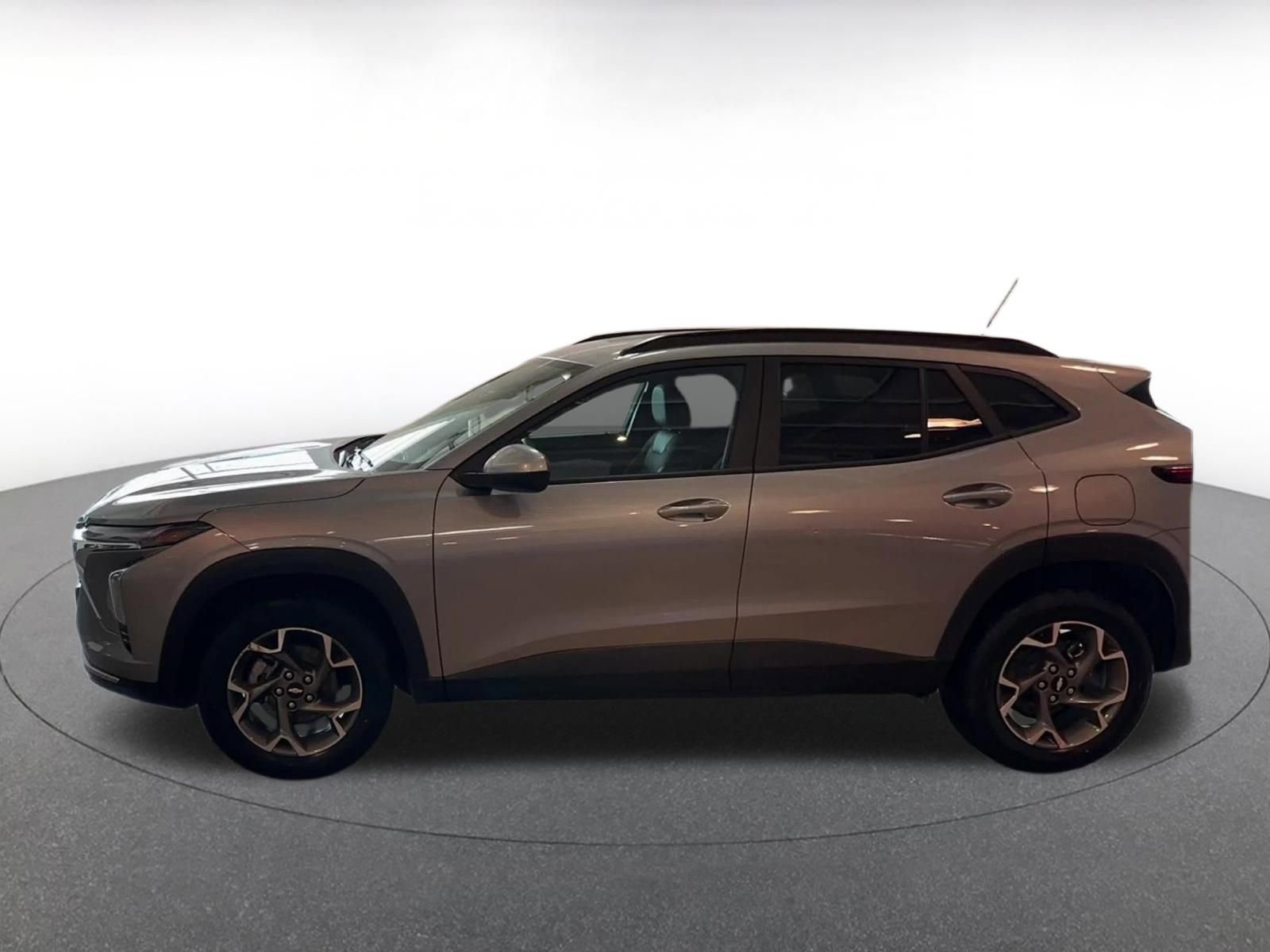 Used 2025 Chevrolet Trax LT w/ LT Convenience Package FWD image 9