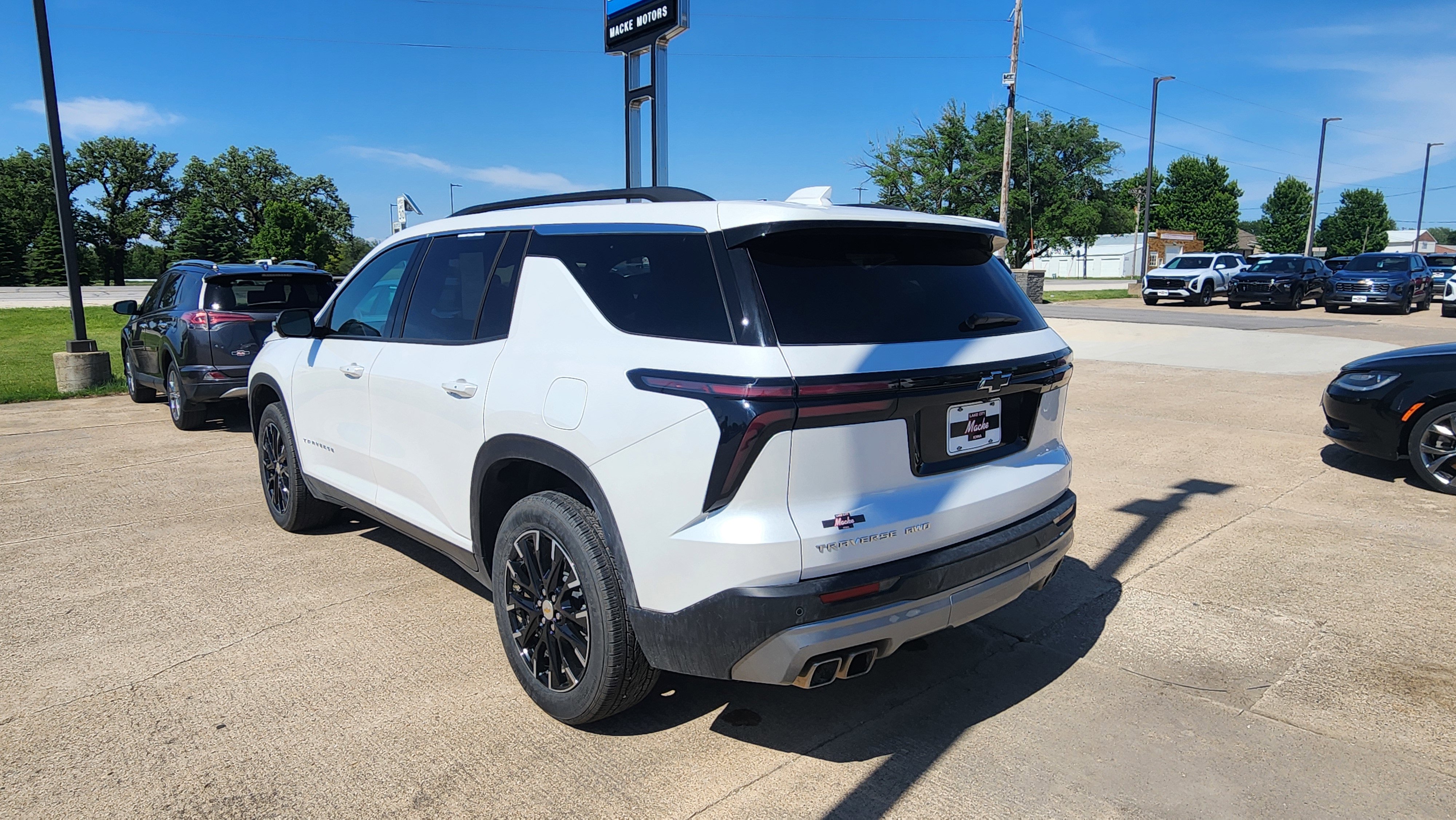 Used 2025 Chevrolet Traverse LT w/ Sun and Wheel Package AWD/4WD image 7