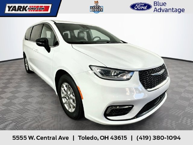 Used 2025 Chrysler Pacifica Select