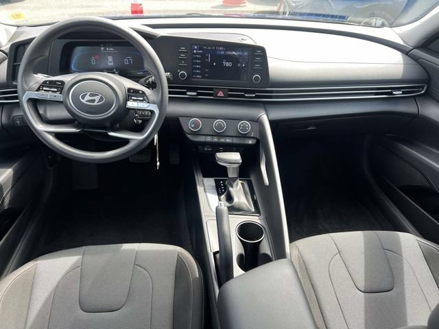 Certified 2025 Hyundai Elantra SE FWD image 13
