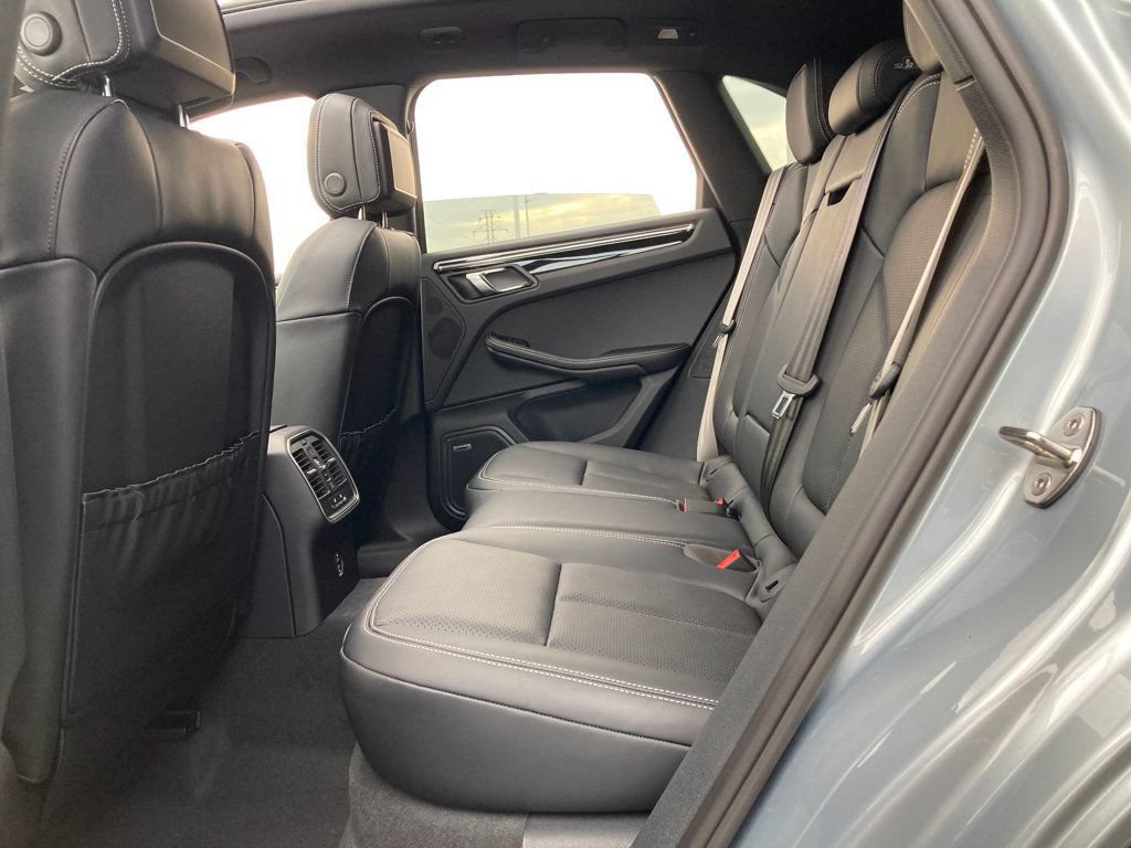 Used 2025 Porsche Macan AWD/4WD image 22