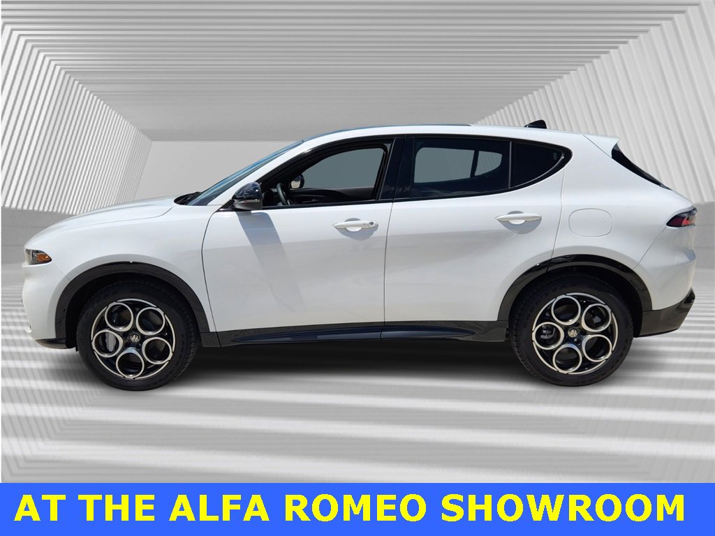 Used 2025 Alfa Romeo Tonale w/ Premium Package image 2