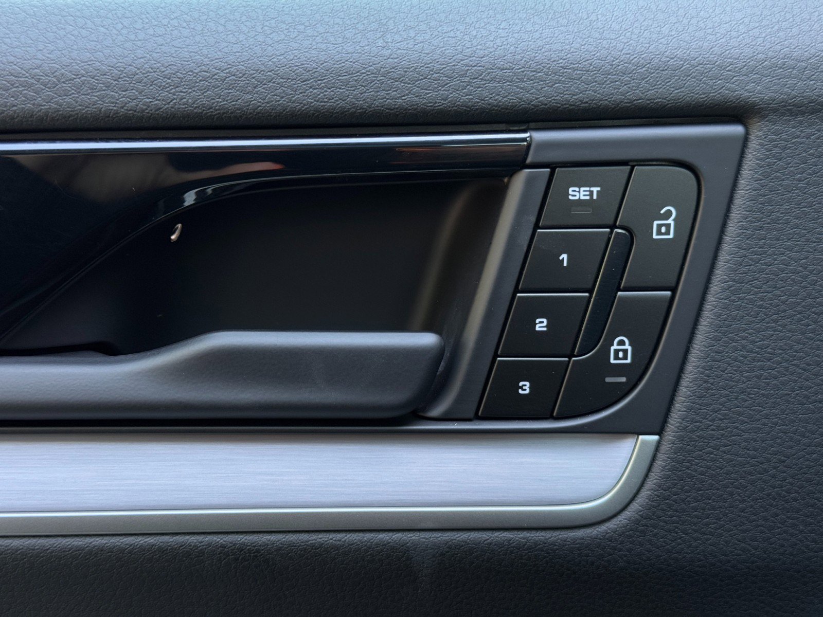 Used 2024 Porsche Cayenne S w/ Premium Package Plus image 18