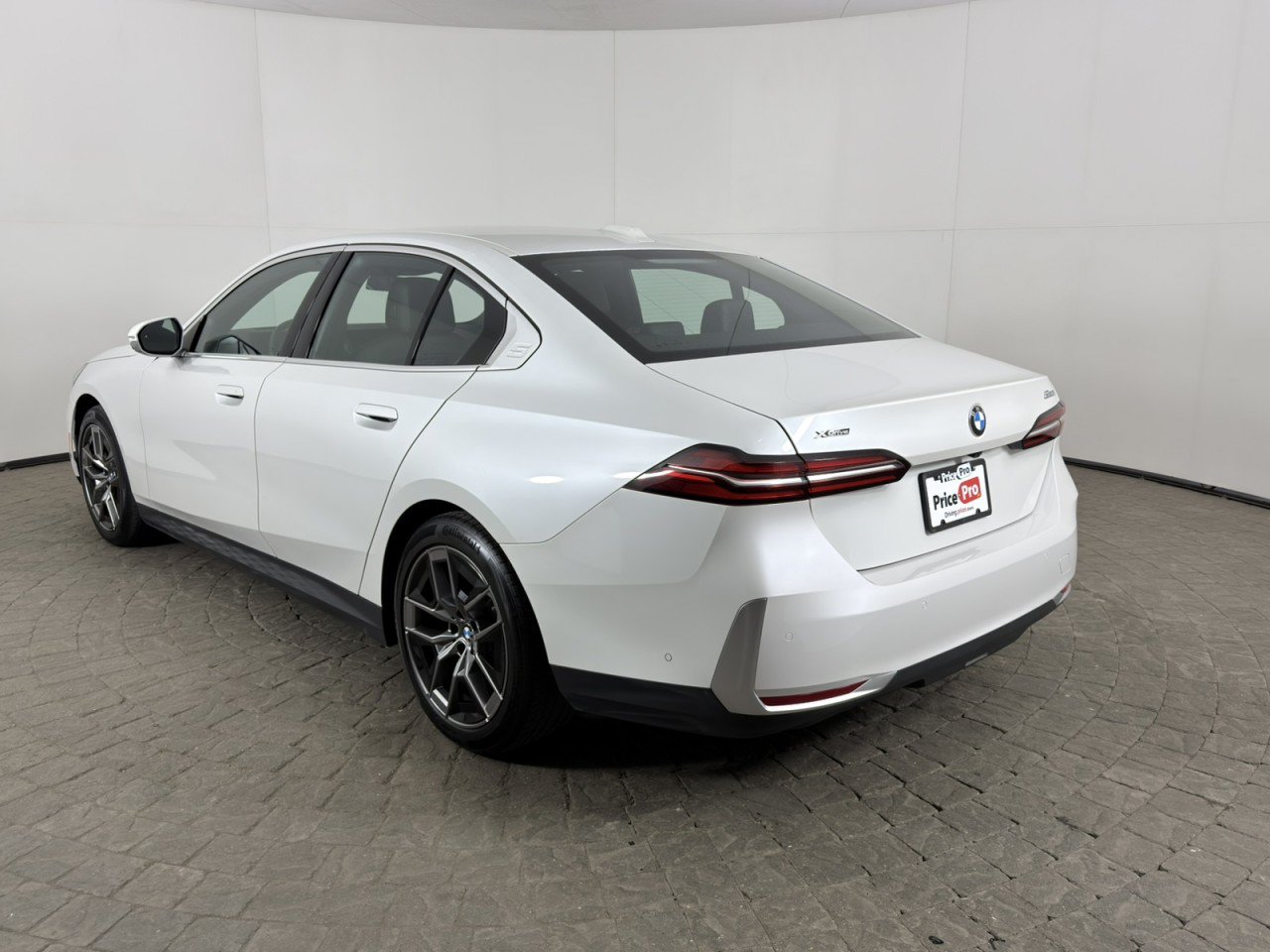 Used 2026 BMW 530i xDrive AWD/4WD image 4