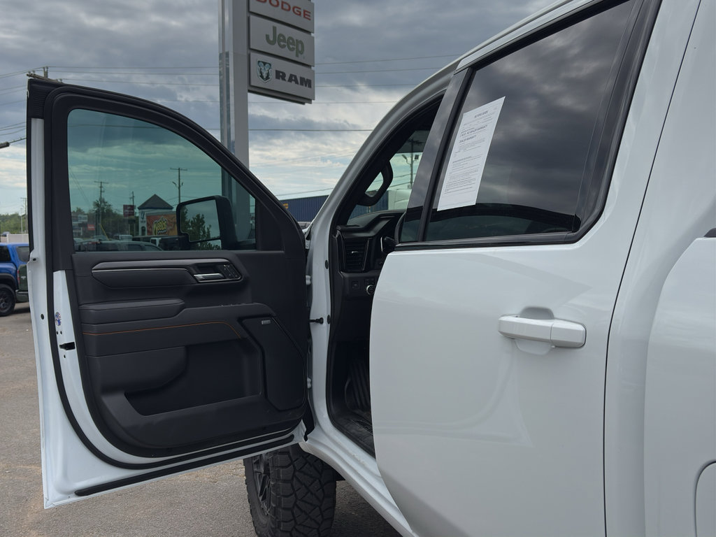 Used 2025 GMC Sierra 2500 AT4 image 17