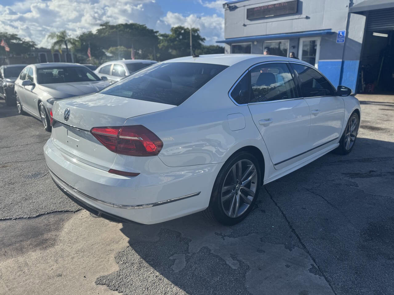 Used 2016 Volkswagen Passat 1.8T R-Line w/ R-Line Lighting Package image 6