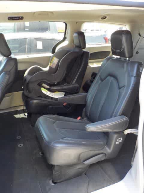 Used 2023 Chrysler Pacifica Touring-L FWD image 6