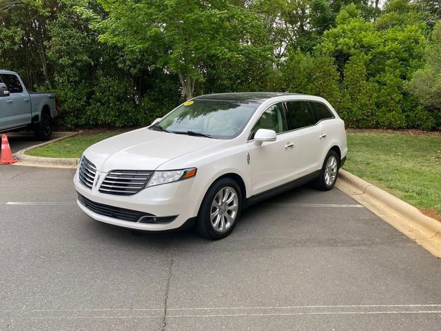 Used 2018 Lincoln MKT AWD image 3