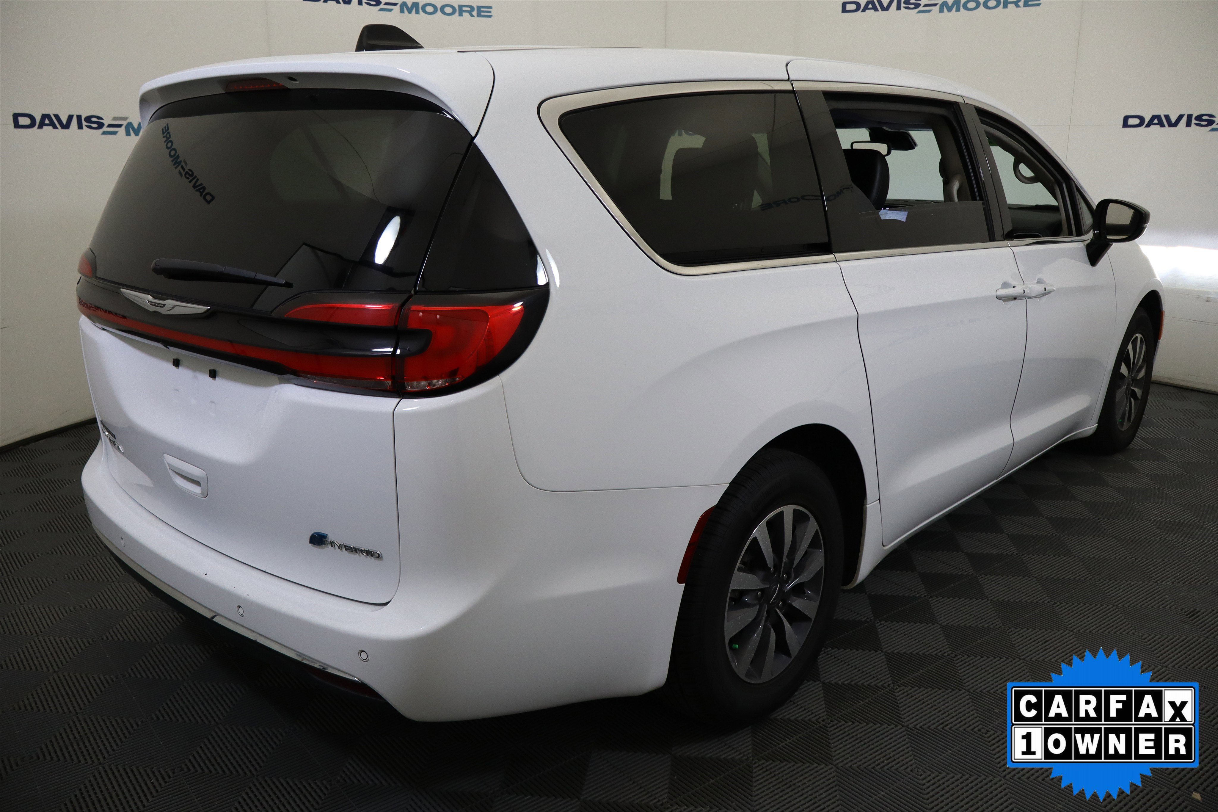 Used 2024 Chrysler Pacifica Select image 5