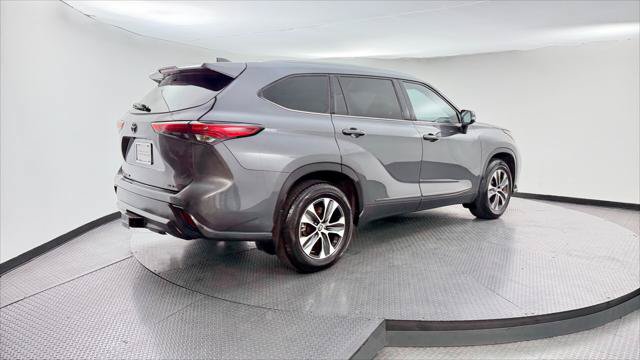 Used 2021 Toyota Highlander XLE AWD/4WD image 8