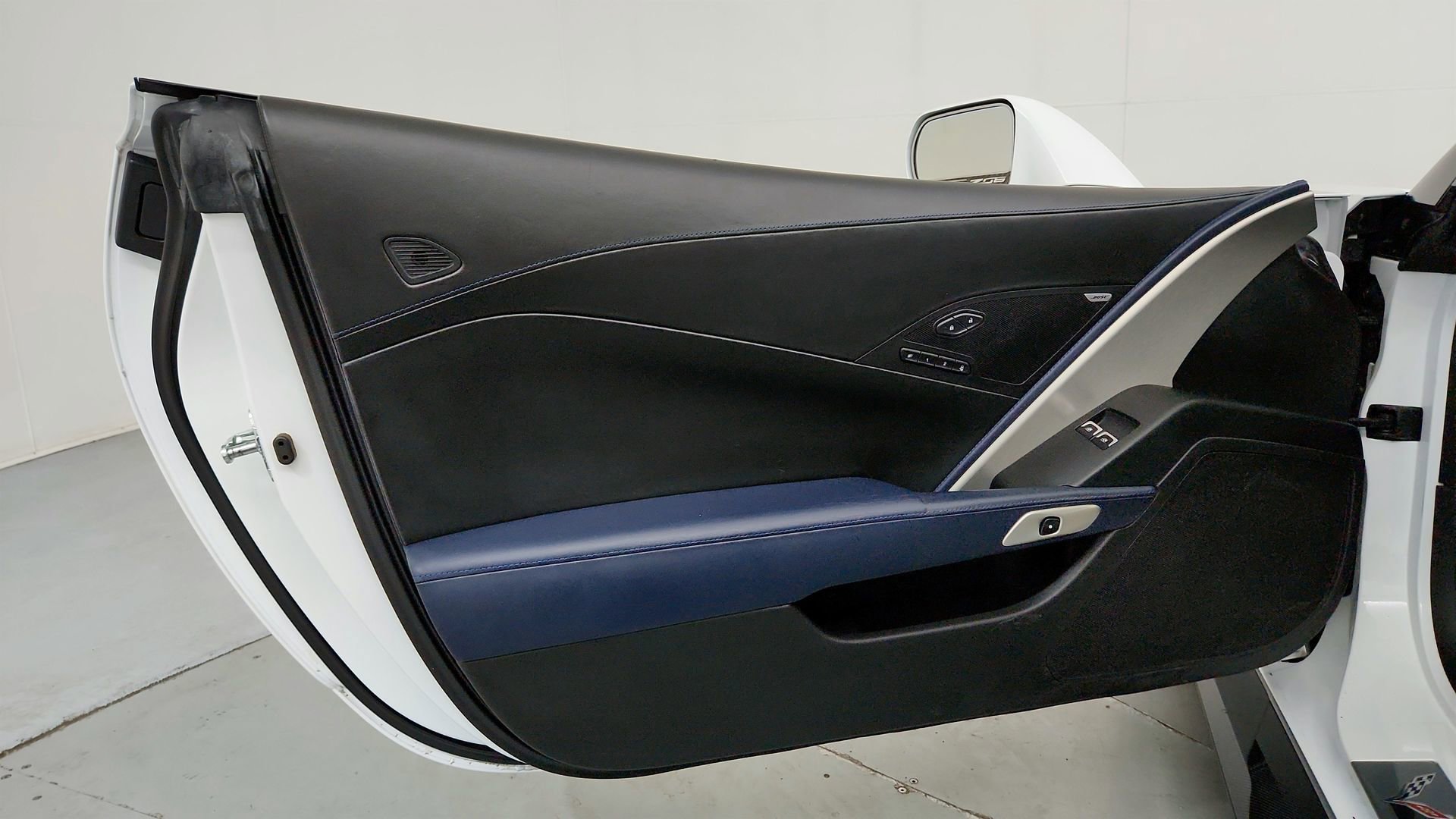 Certified 2015 Chevrolet Corvette Z06 w/ 3LZ Preferred Equipment Group RWD image 11