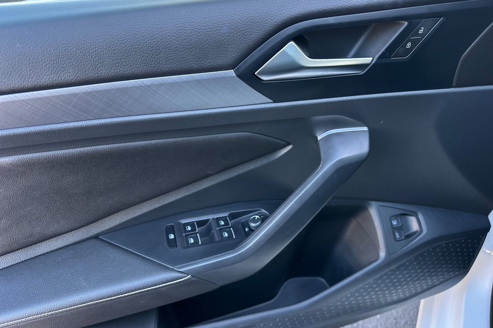 Certified 2024 Volkswagen Jetta SE image 11