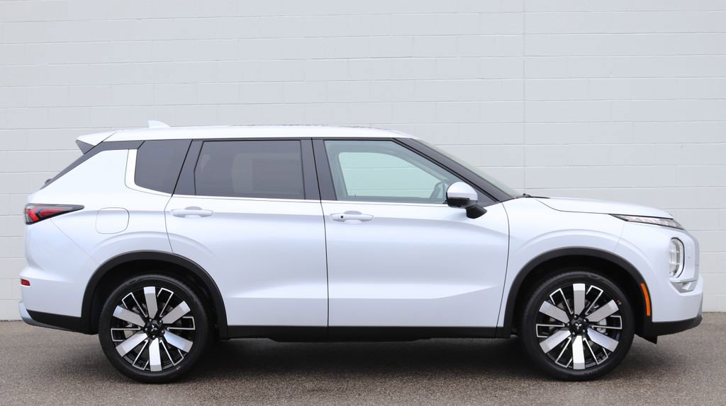 New 2026 Mitsubishi Outlander SE image 2