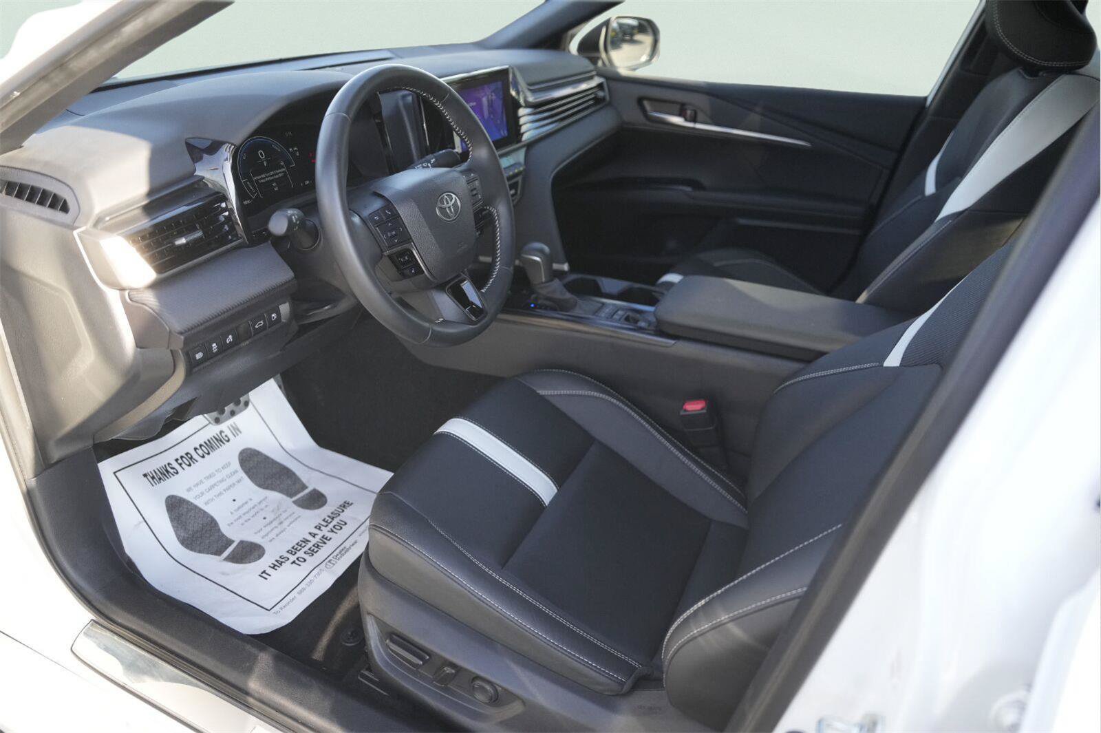 Used 2025 Toyota Camry SE w/ Convenience Package FWD image 8