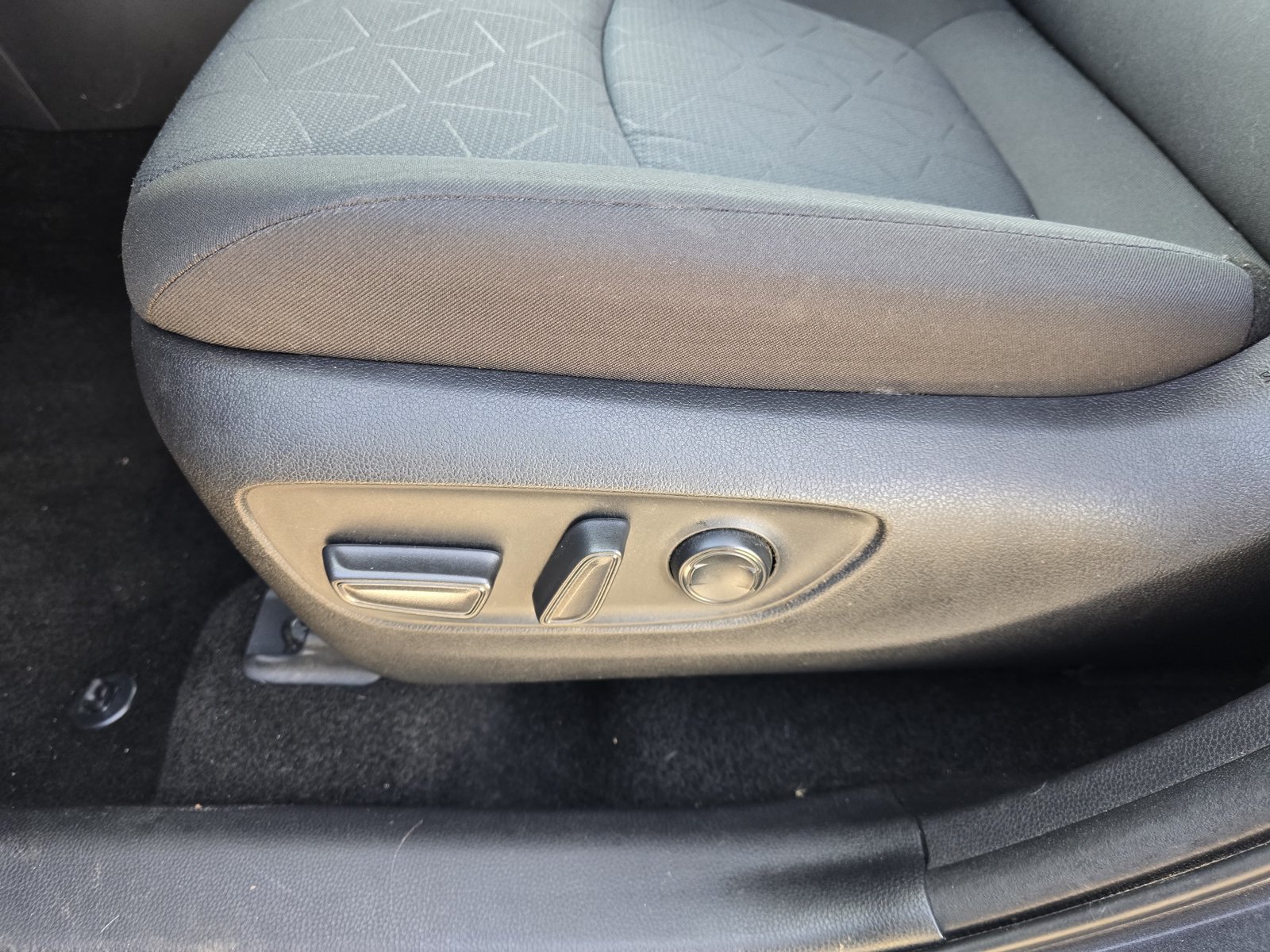 Used 2021 Toyota RAV4 XLE AWD/4WD image 16