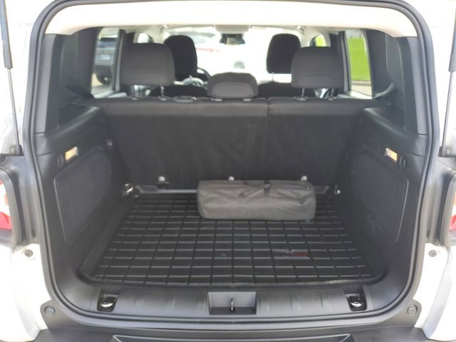 Used 2015 Jeep Renegade Latitude AWD/4WD image 9