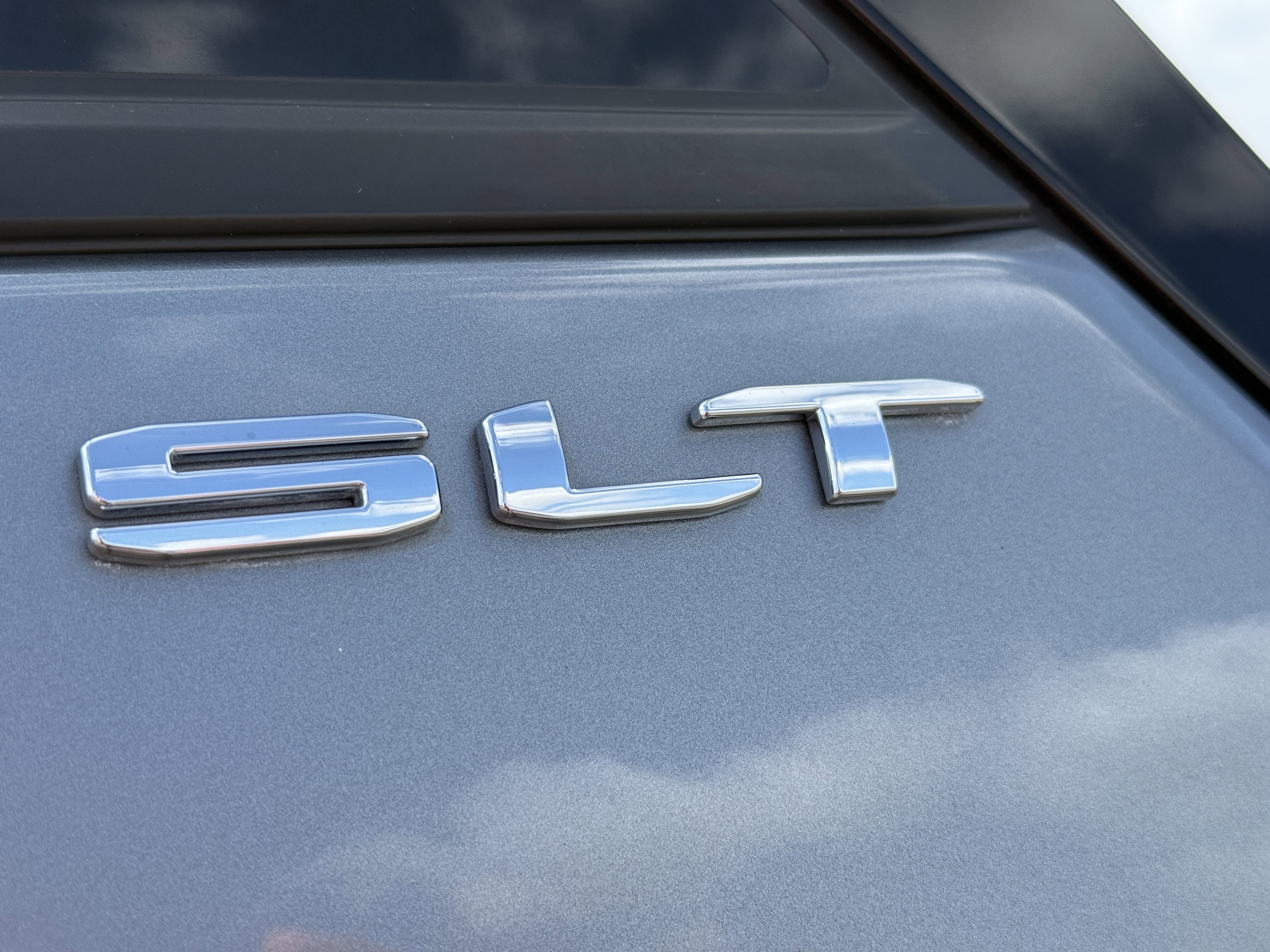 Used 2024 GMC Terrain SLT w/ Infotainment Package II image 9