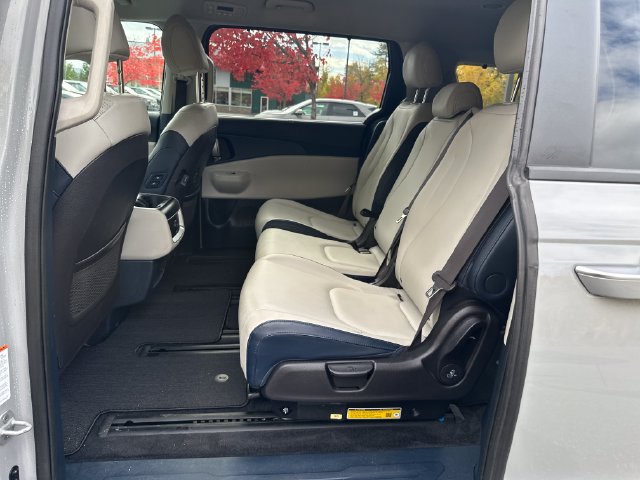 Used 2025 Kia Carnival EX FWD image 19