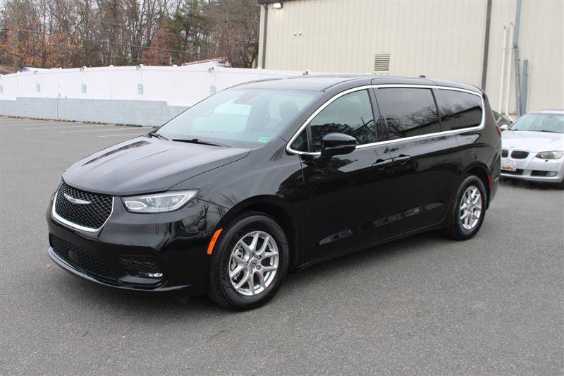 Used 2024 Chrysler Pacifica Touring image 4