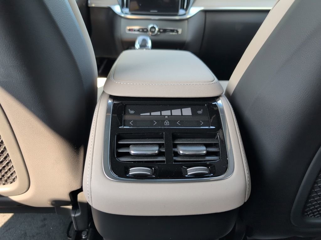New 2026 Volvo XC90 B5 Plus w/ Protection Package Premier AWD/4WD image 12