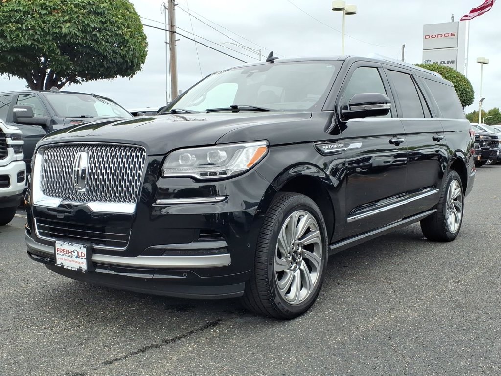 Used 2024 Lincoln Navigator L Reserve AWD/4WD image 3
