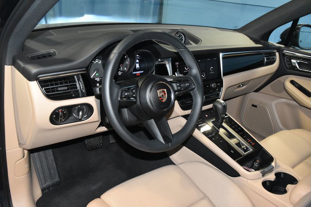 Certified 2025 Porsche Macan image 4