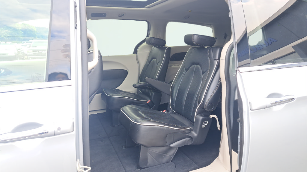 Used 2023 Chrysler Pacifica Limited FWD image 11