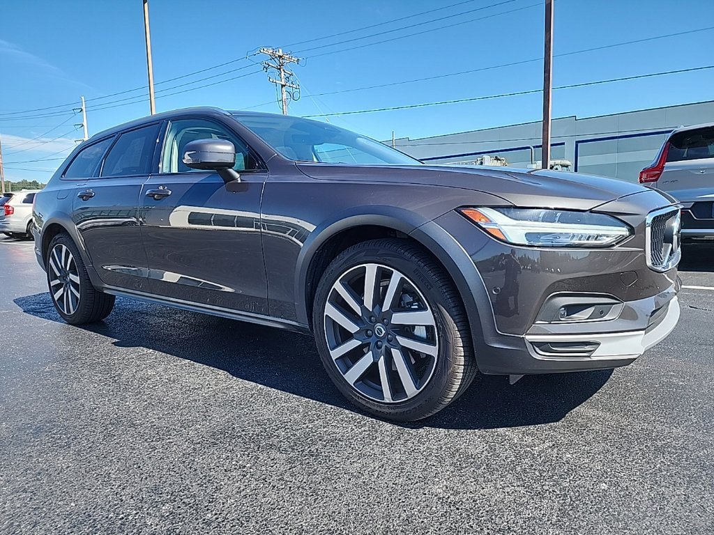 Certified 2025 Volvo V90 B6 Cross Country Ultra AWD/4WD image 1