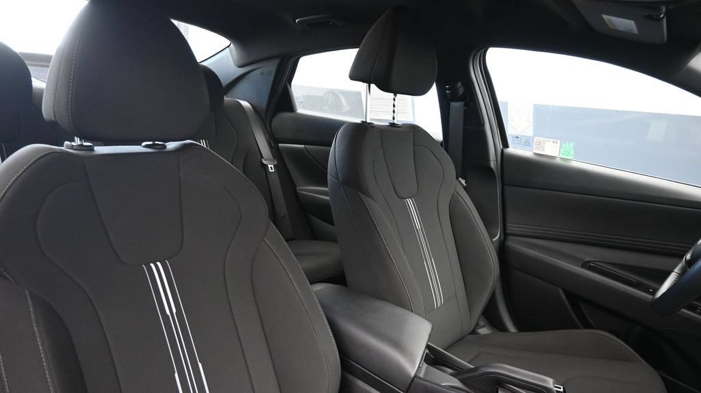 Certified 2025 Hyundai Elantra Sport FWD image 11