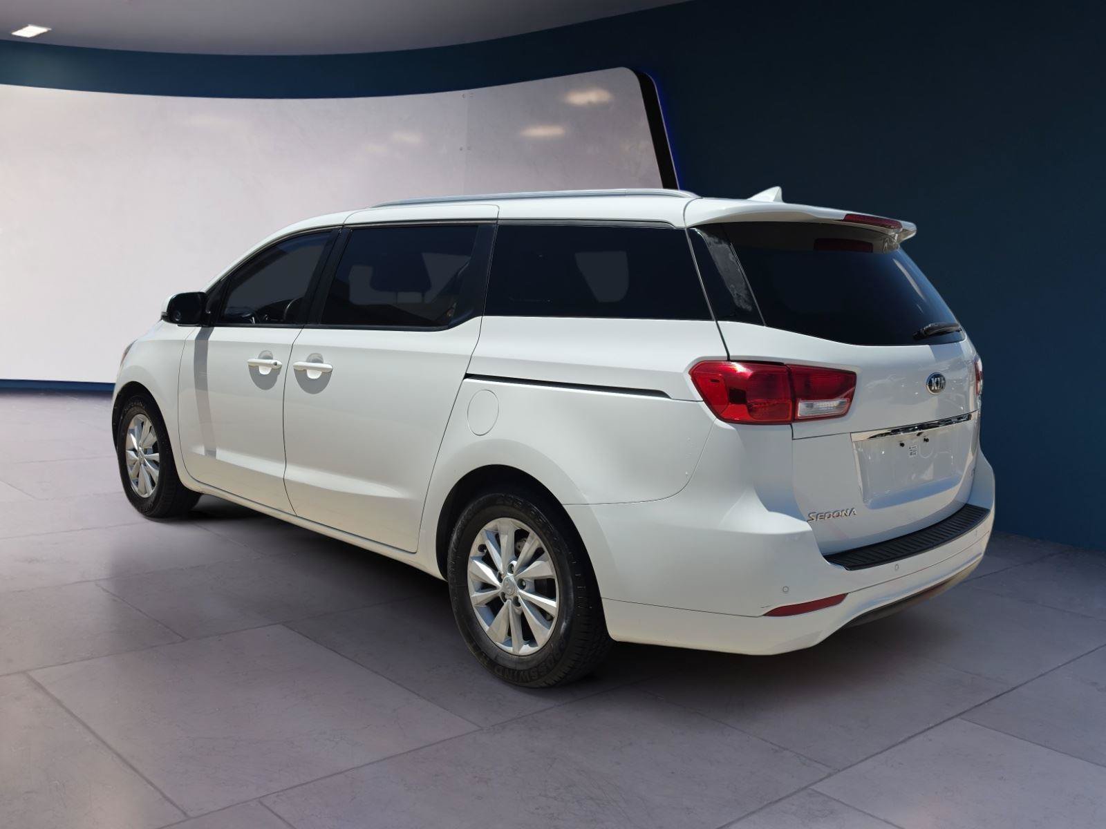 Used 2016 Kia Sedona LX w/ LX Convenience Package FWD image 3