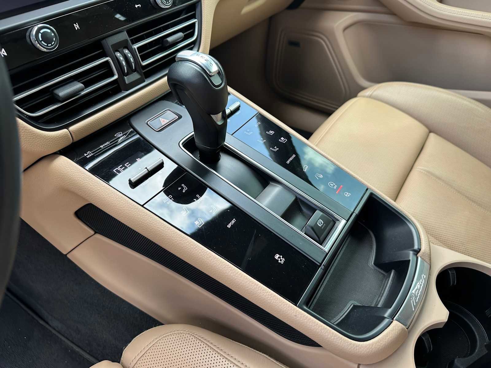 Used 2024 Porsche Macan w/ Premium Plus Package image 11