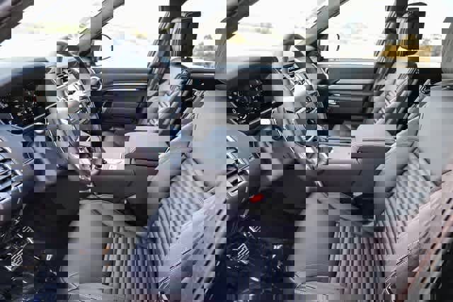 New 2025 Land Rover Discovery Dynamic SE image 19