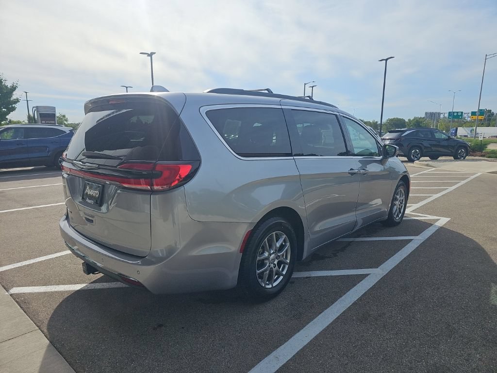 Used 2021 Chrysler Pacifica Touring FWD image 5