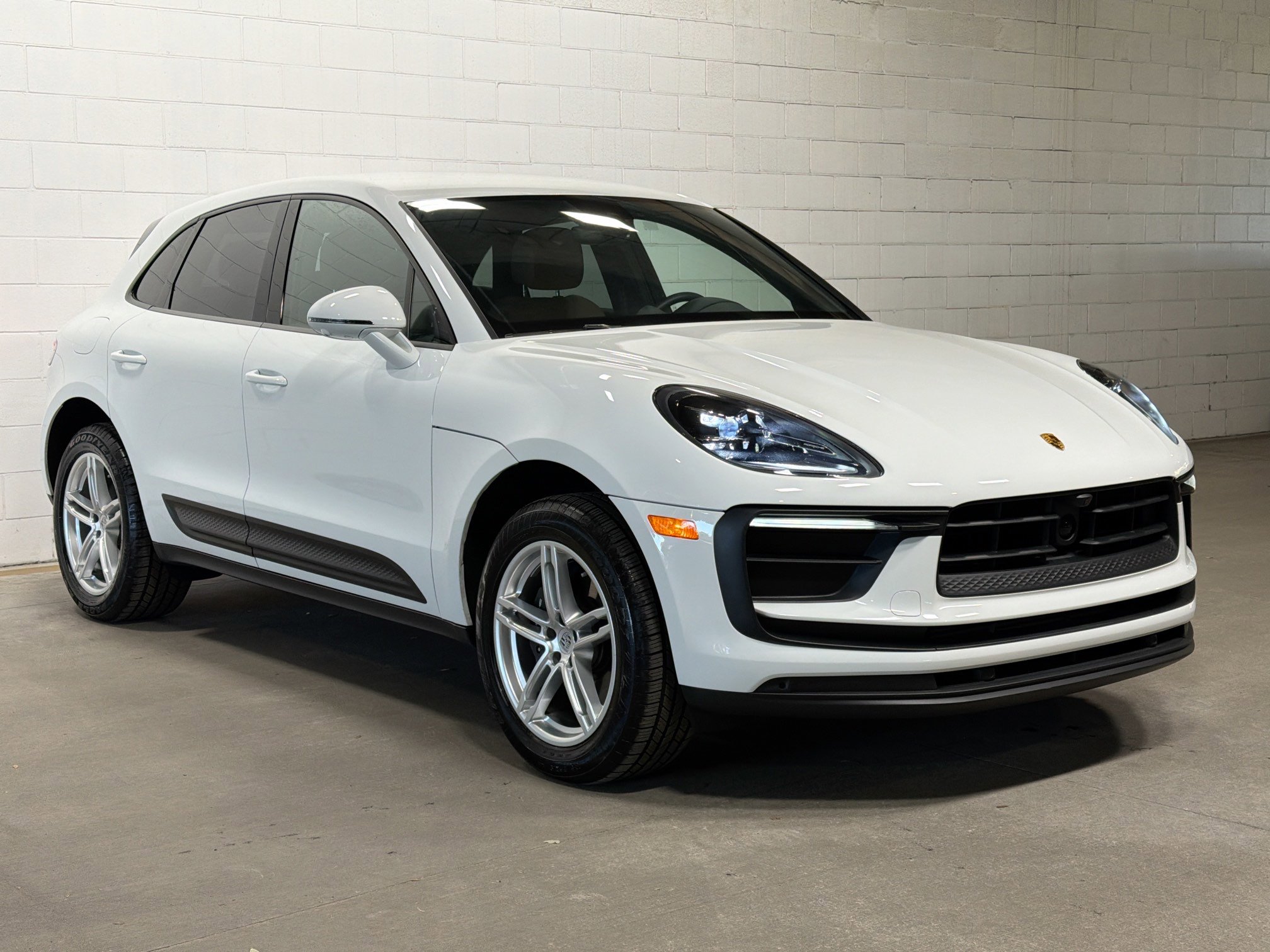 Certified 2025 Porsche Macan image 6