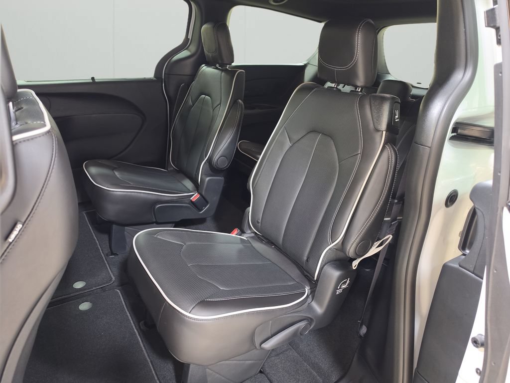 New 2027 Chrysler Pacifica Limited AWD/4WD image 13