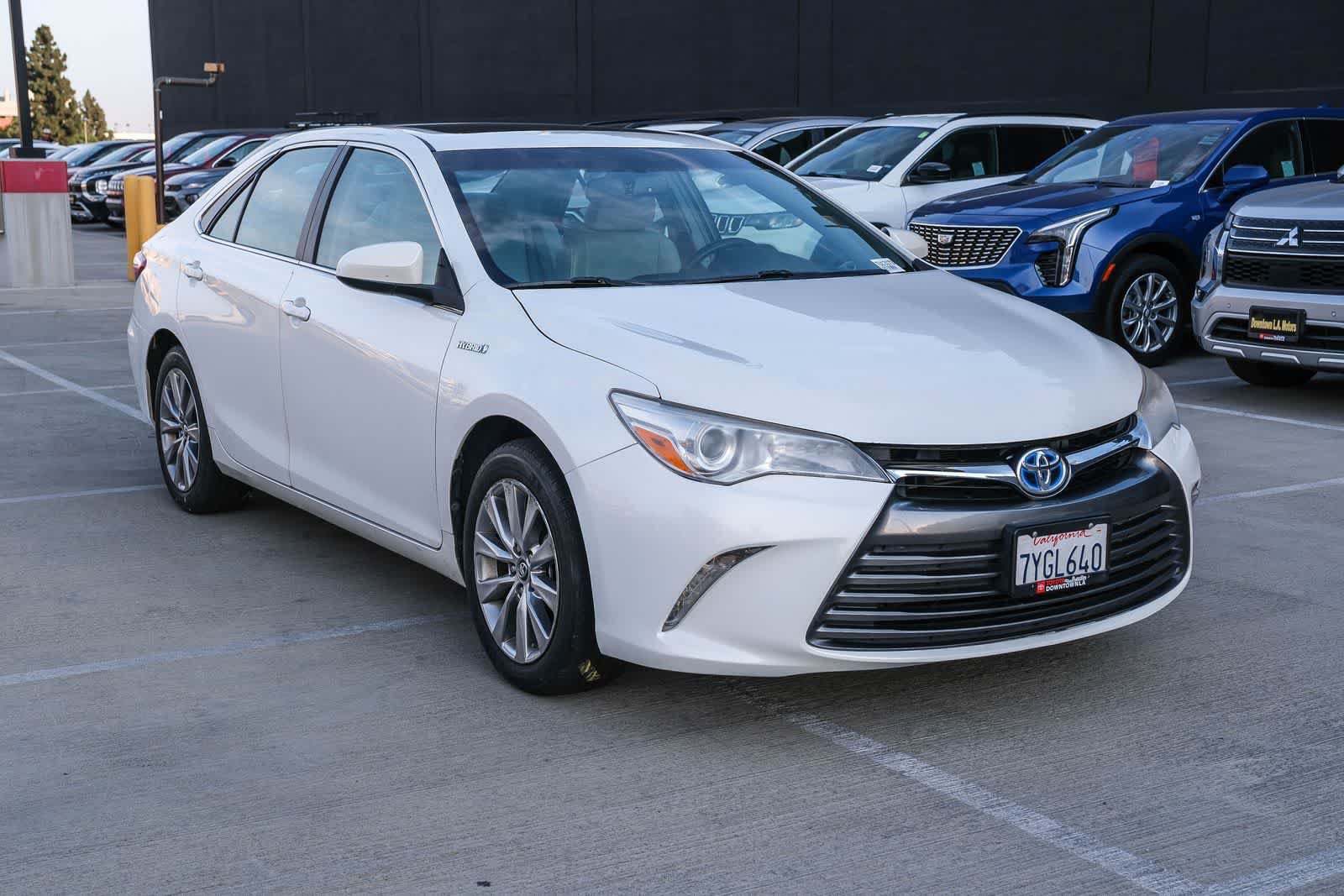 Used 2017 Toyota Camry XLE w/ Moonroof Package FWD image 3
