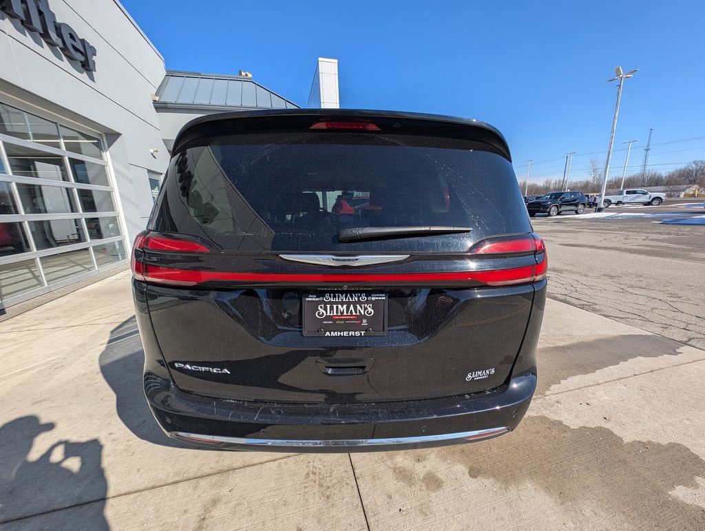 Used 2024 Chrysler Pacifica Touring-L FWD image 11