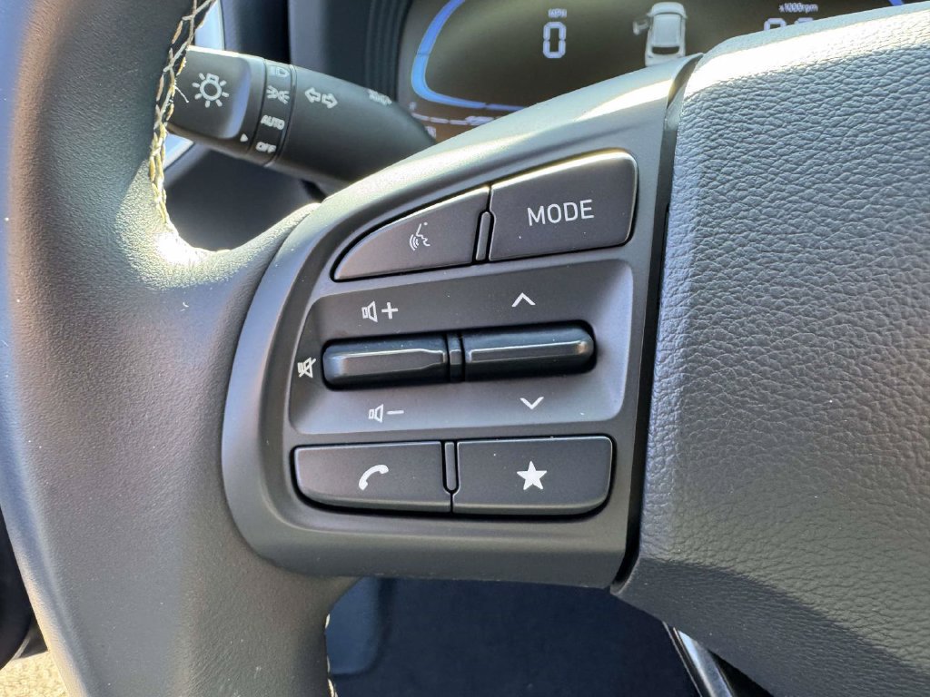Used 2024 Hyundai Venue Limited FWD image 19