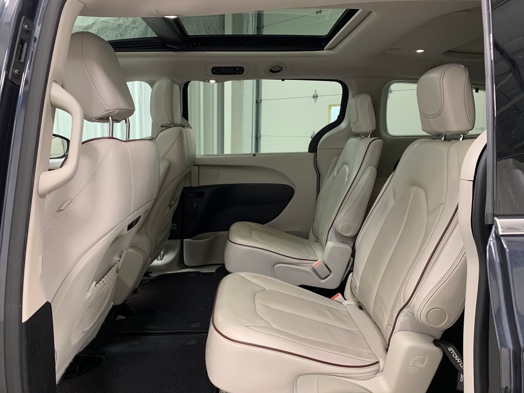Used 2020 Chrysler Pacifica Limited w/ Advanced Safetytec Group FWD image 19