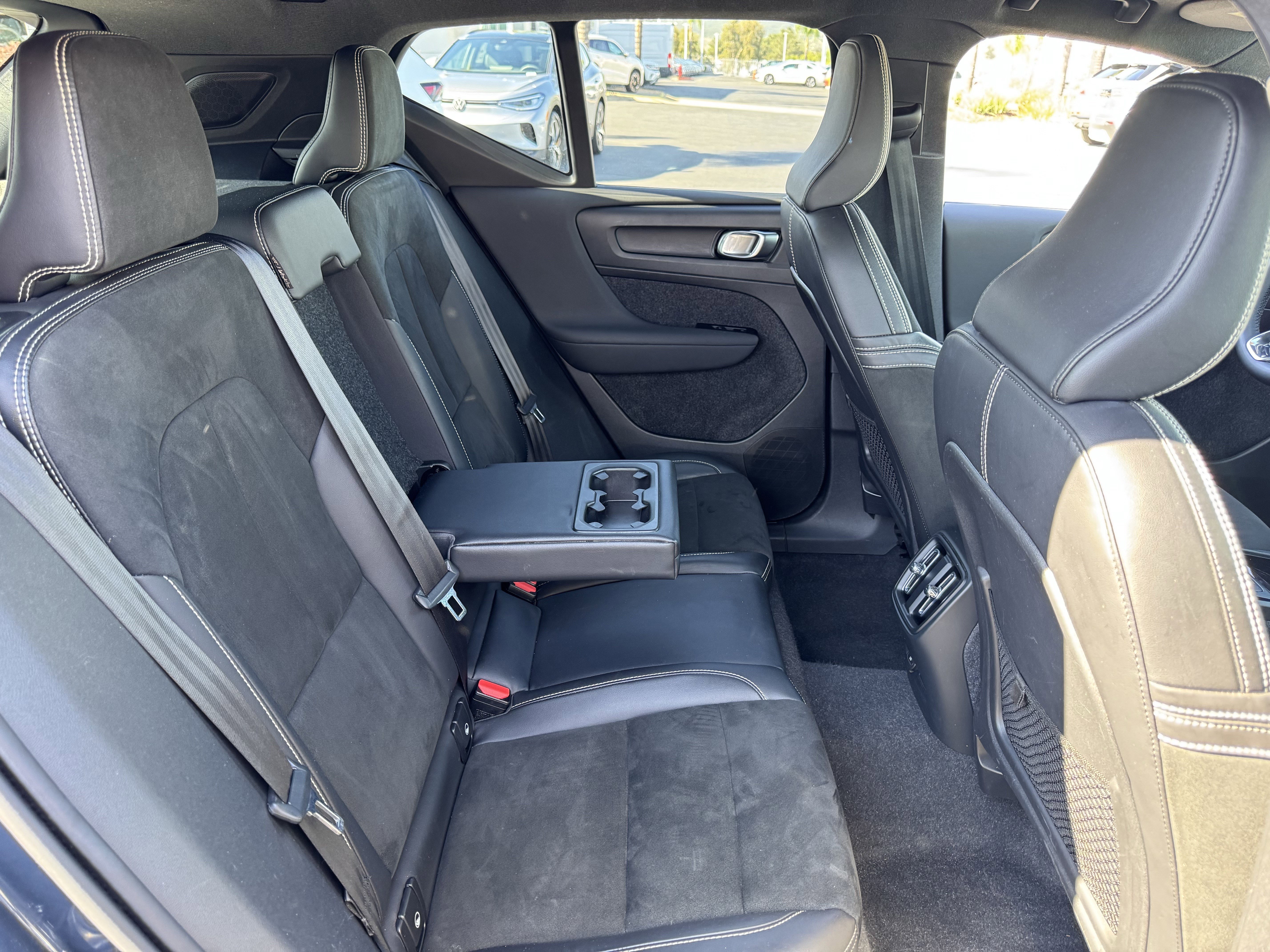 Used 2022 Volvo XC40 P8 Recharge Ultimate image 32