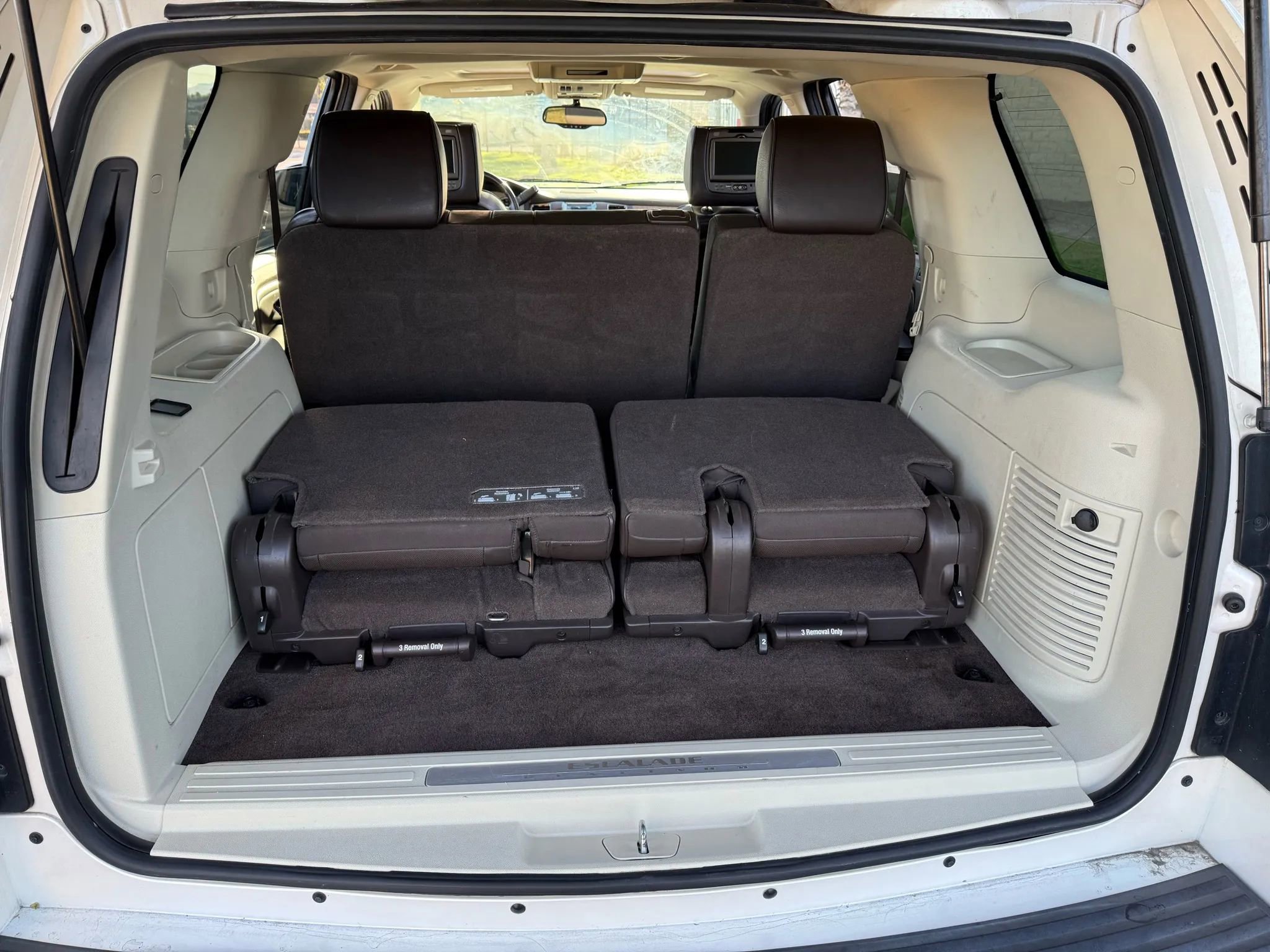 Used 2013 Cadillac Escalade Platinum image 25