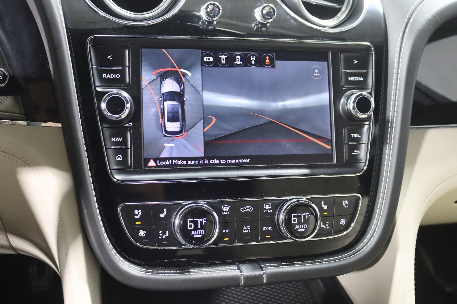 Used 2017 Bentley Bentayga image 23