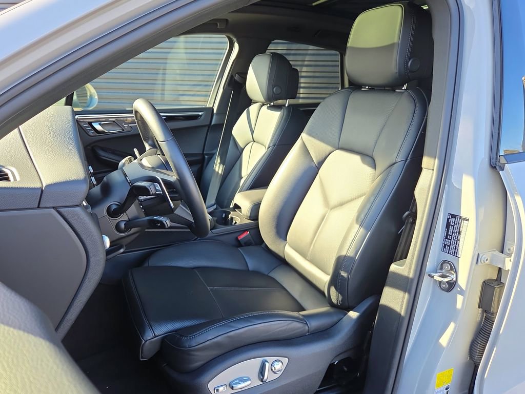 Certified 2025 Porsche Macan image 5